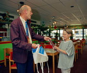 840372 Afbeelding van een prijsuitreiking van de 3e prijs gewonnen bij de landelijke voorleeswedstrijd door een ...